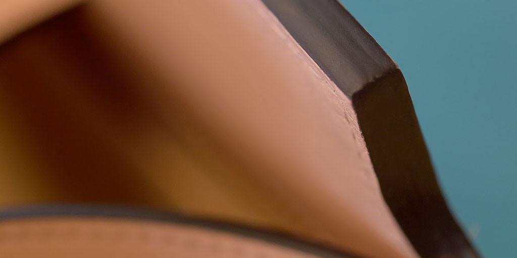 Un maroquinier faisant une étape de création d'une pièce
