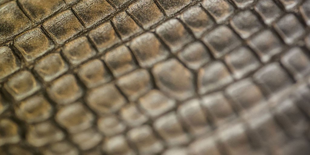 Un maroquinier faisant une étape de création d'une pièce